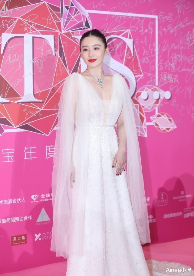 安卓 阚清子原来这么有气质,穿白斗篷裙配红唇挺成熟,看出内在的霸气
