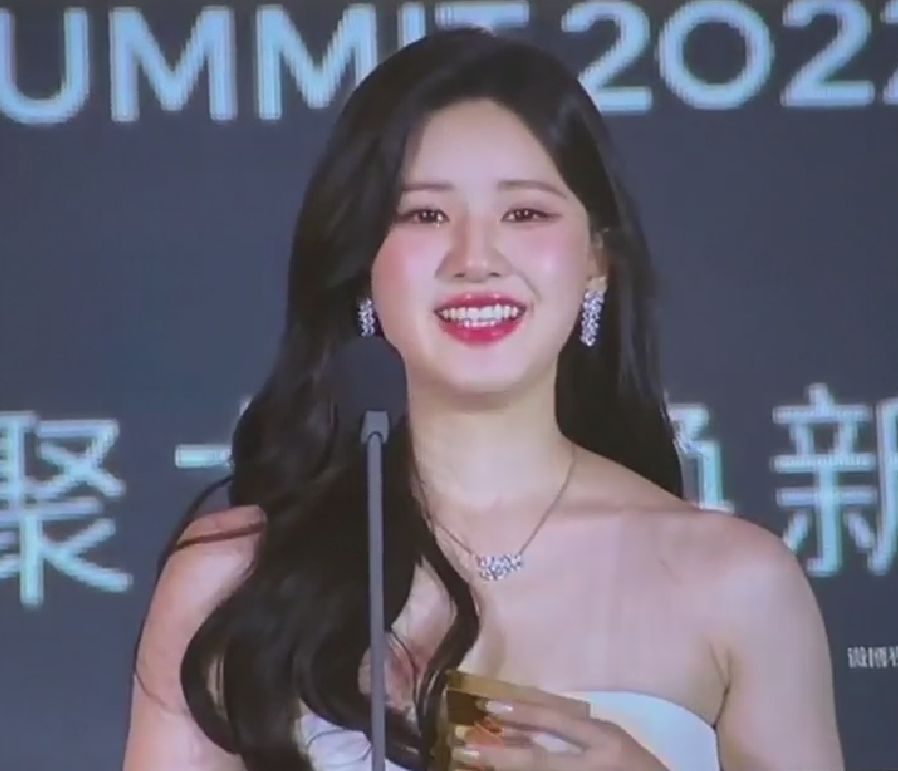 赵露思|赵露思红毯造型翻车，面部圆润斜方肌宽大，生图精修判若两人