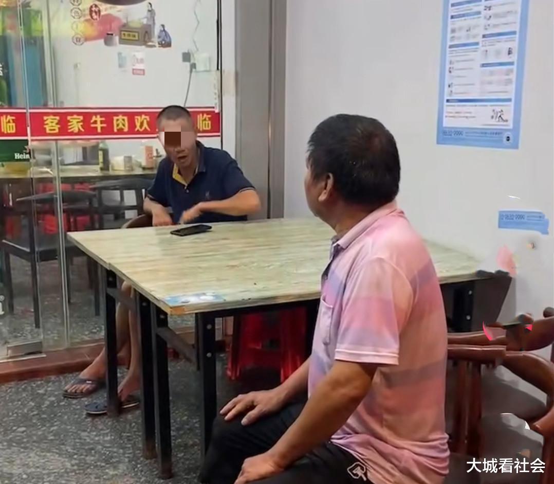 福建两男子吃饭后闹事,怀疑老板偷换他的鞋:跟王思聪同款很值钱