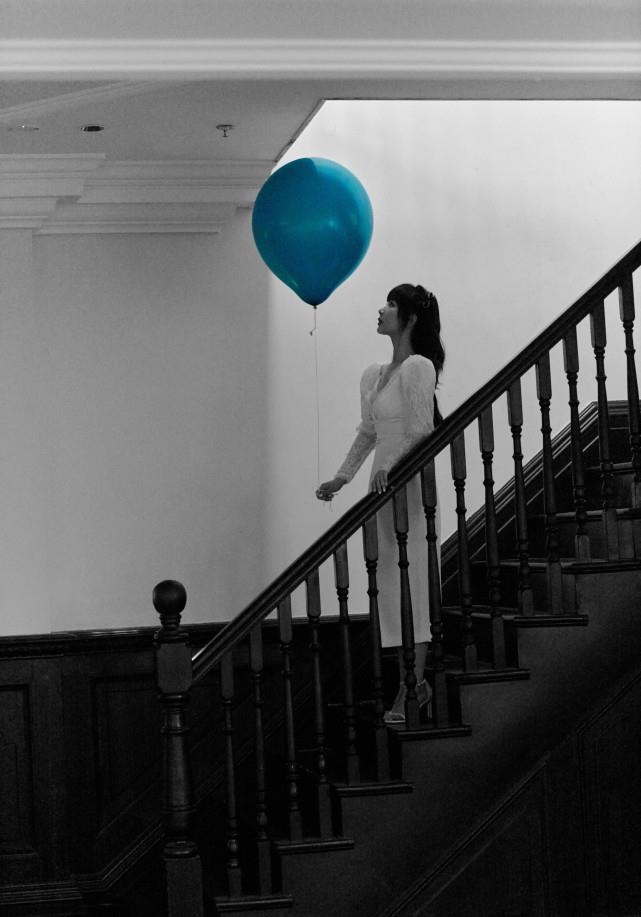 杨紫|杨紫晒照甜美可爱似少女，窈窕身材惹人羡，纤细美腿超抢镜