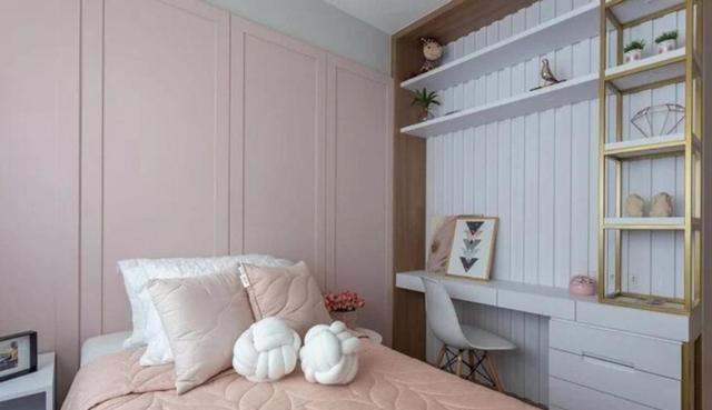 卧室布局灵机一动:衣柜挪床尾,书桌放床侧边,收纳只多不少!