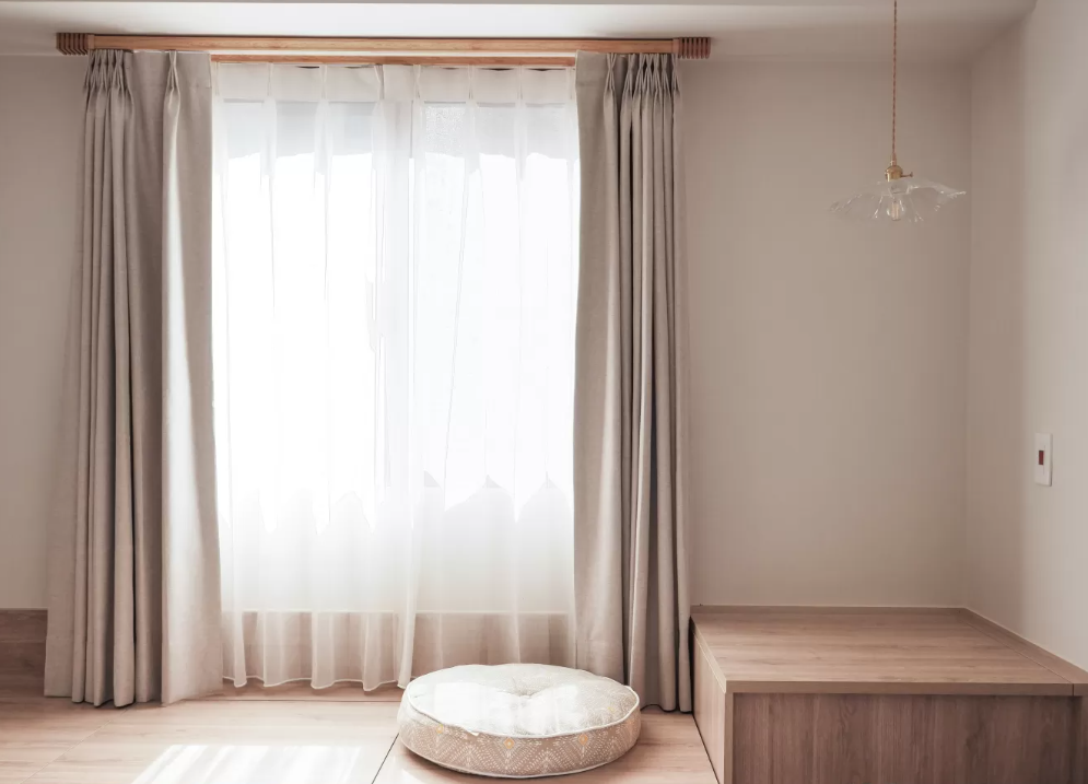 卧室窗边不空着,榻榻米做高低设计,一边休闲一边梳妆,好处多多