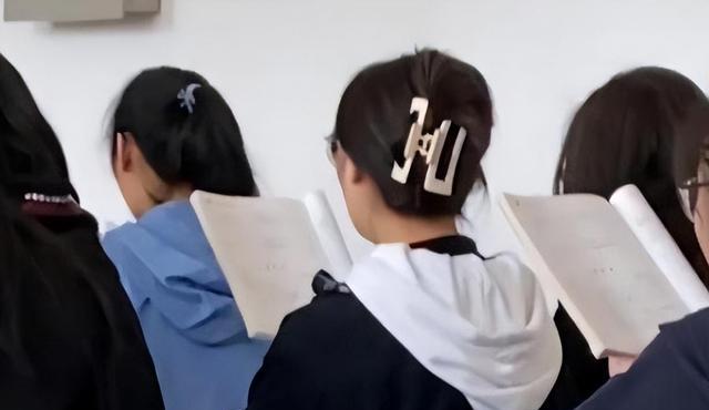 饮食 女大学生发型走红,00后觉得很是潮流,网友调侃:像极了70后大妈