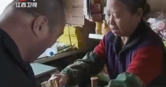 东北男子嗜酒如命,20年喝下30000斤酒引发怪病,医生:治不了