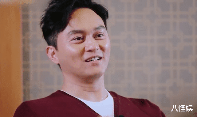 张智霖|张智霖陪袁咏仪逛街,独特牵手方式抢镜,从背后拉手演绎别样甜蜜