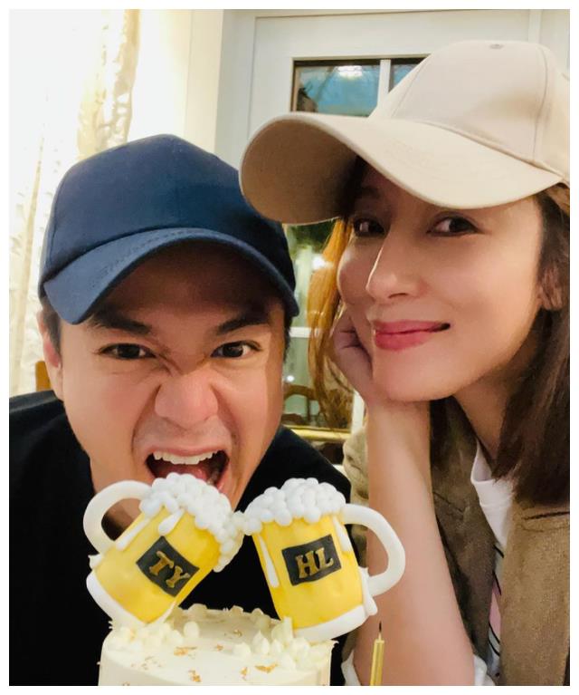 郝劭文|罗仲谦杨怡陪女儿首次参加学校旅游 一家三口开心拍全家福