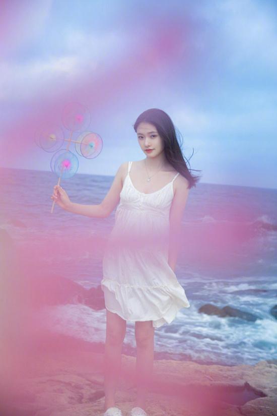 林允|美人鱼上岸!林允海边清凉写真 风吹发丝拂动心弦