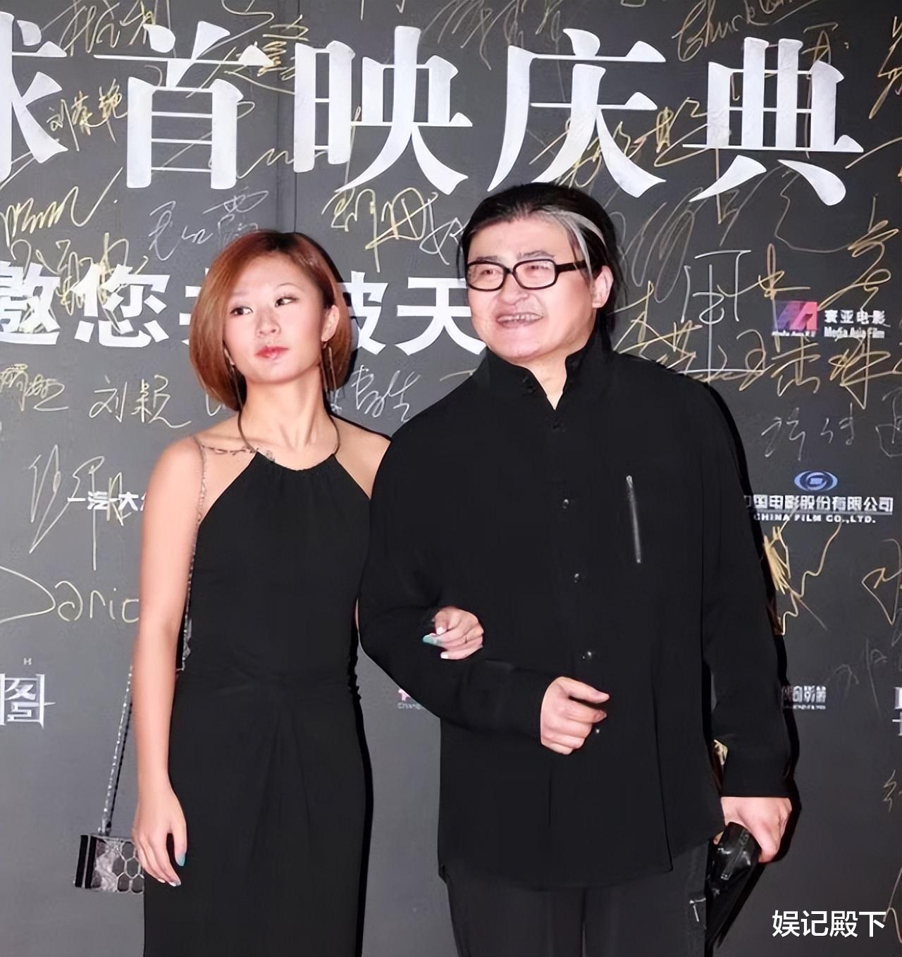 刘欢|60岁刘欢现身红毯，五官长相多年未变，一旁女儿陪伴左右好温馨！