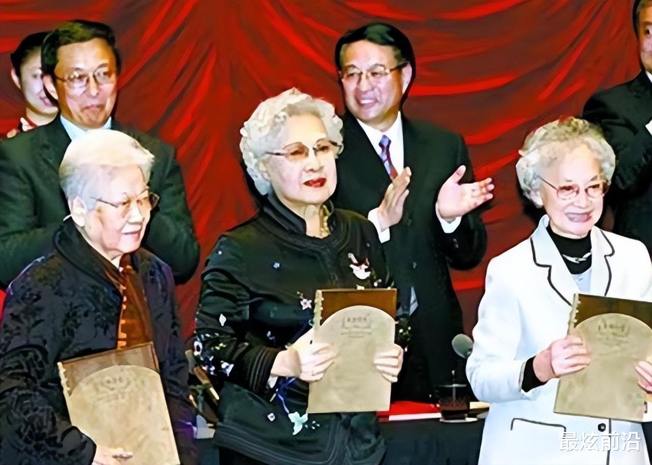 王丹凤|“上海女人”王丹凤美了一辈子，年轻时风华绝代，老了也优雅动人