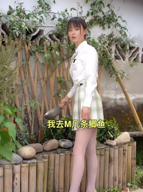 网红“严素”穿短裙挖菜,弯腰下蹲无视镜头,父亲提醒反被怼