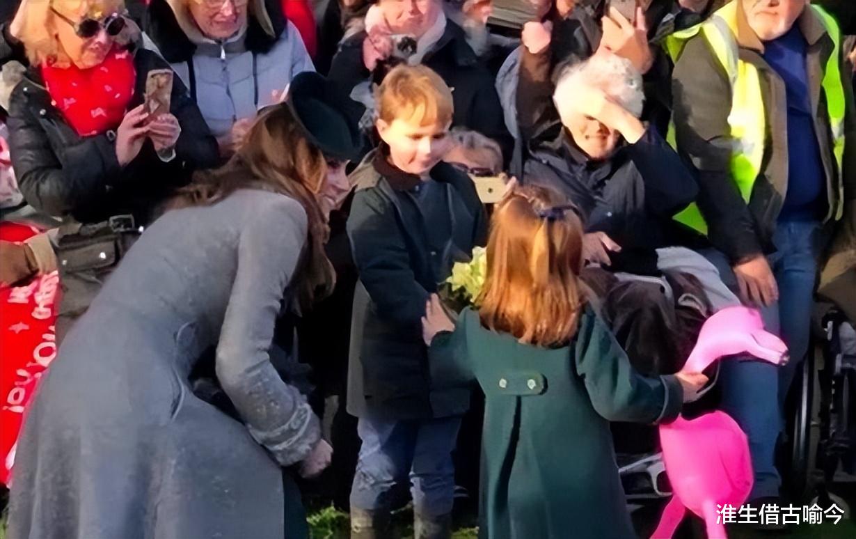 夏洛|2019年，小男孩给夏洛特送鲜花，她忘了给女王行屈膝礼，凯特踢她