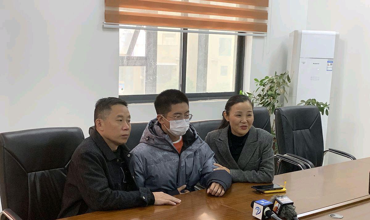 发型 孙海洋让孙辉换发型，彭四英给孙卓包水饺，父爱深沉母爱暖心