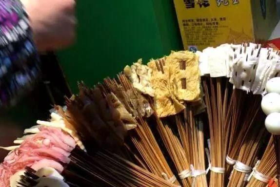 四川成都,女子带着三个朋友吃串串香,2毛钱一根签,4个人吃了1200多根还没吃饱