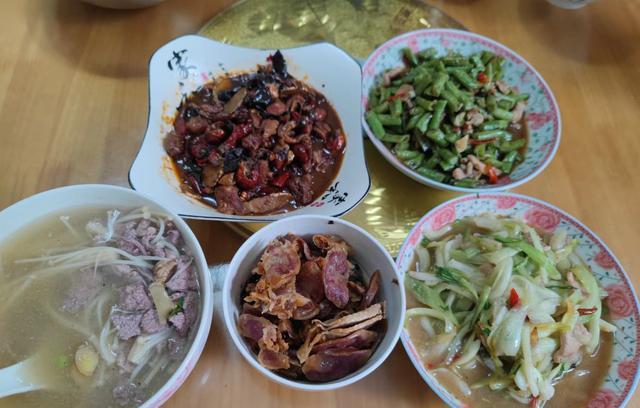 广东女子去湖南男友家,看到饭菜没胃口,阿姨委屈:已是高规格了