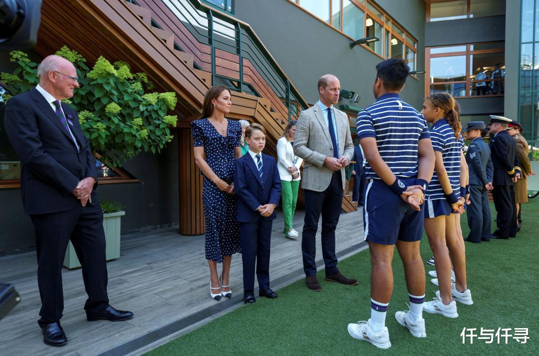 乔治首登温网观赛，与凯特王妃王室蓝母子装现身，又成表情包王子