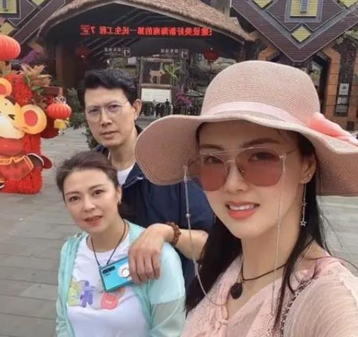 |张常宁晒一家4口近照!为53岁妈妈庆生,张妈妈颜值气质更像35岁