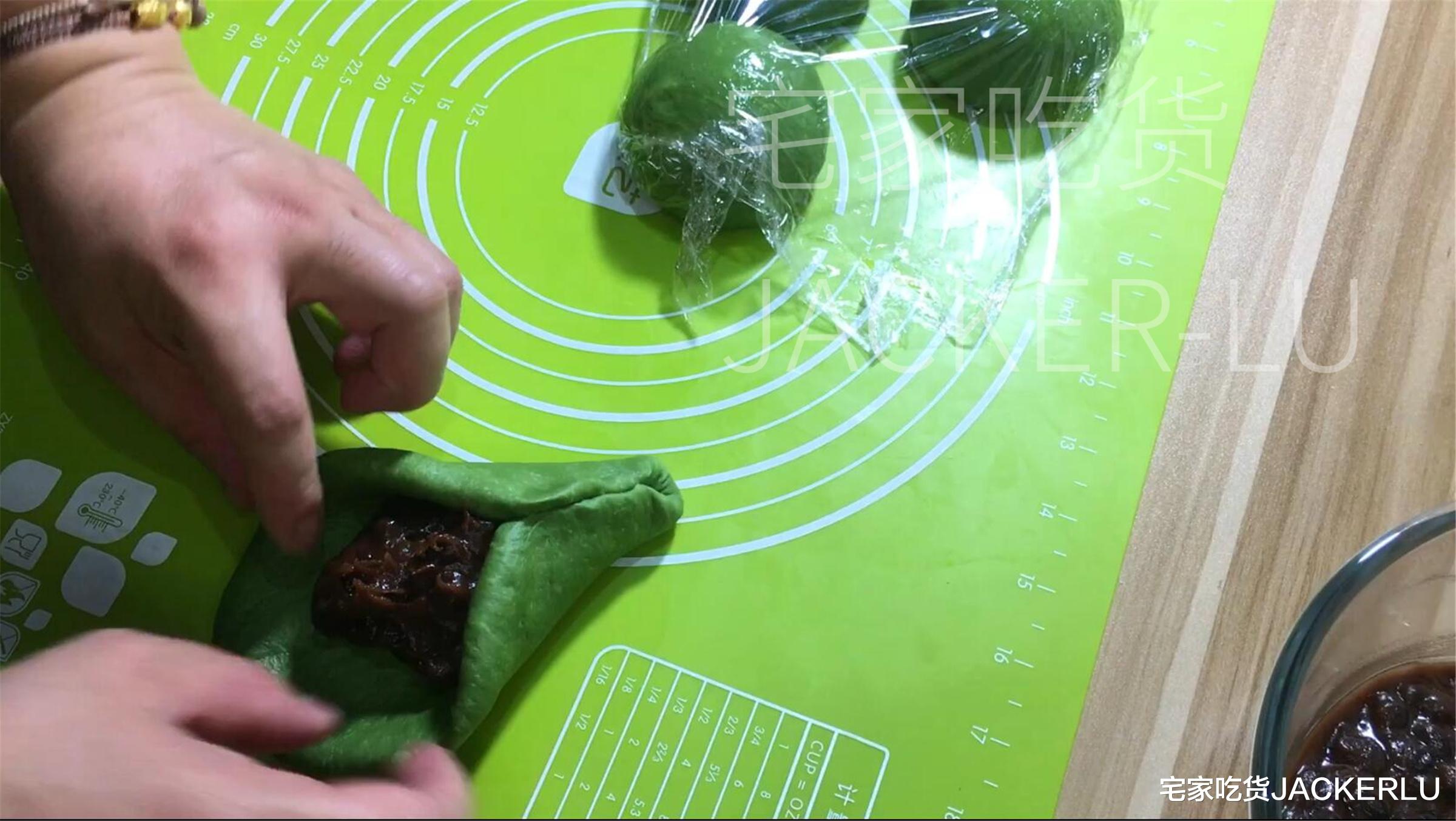 抹茶红豆欧包，易出膜，外脆内软，红豆与抹茶超级搭配。