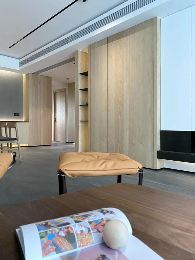 228㎡现代简约,净白墙面+木饰面,满屋简约舒适感