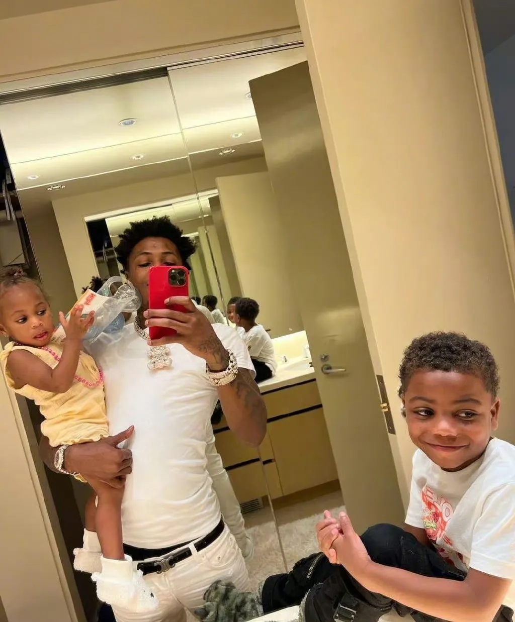 疯狂|22岁美国说唱歌手疯狂“造娃”，家中已有9个孩子，老婆又怀了一个！