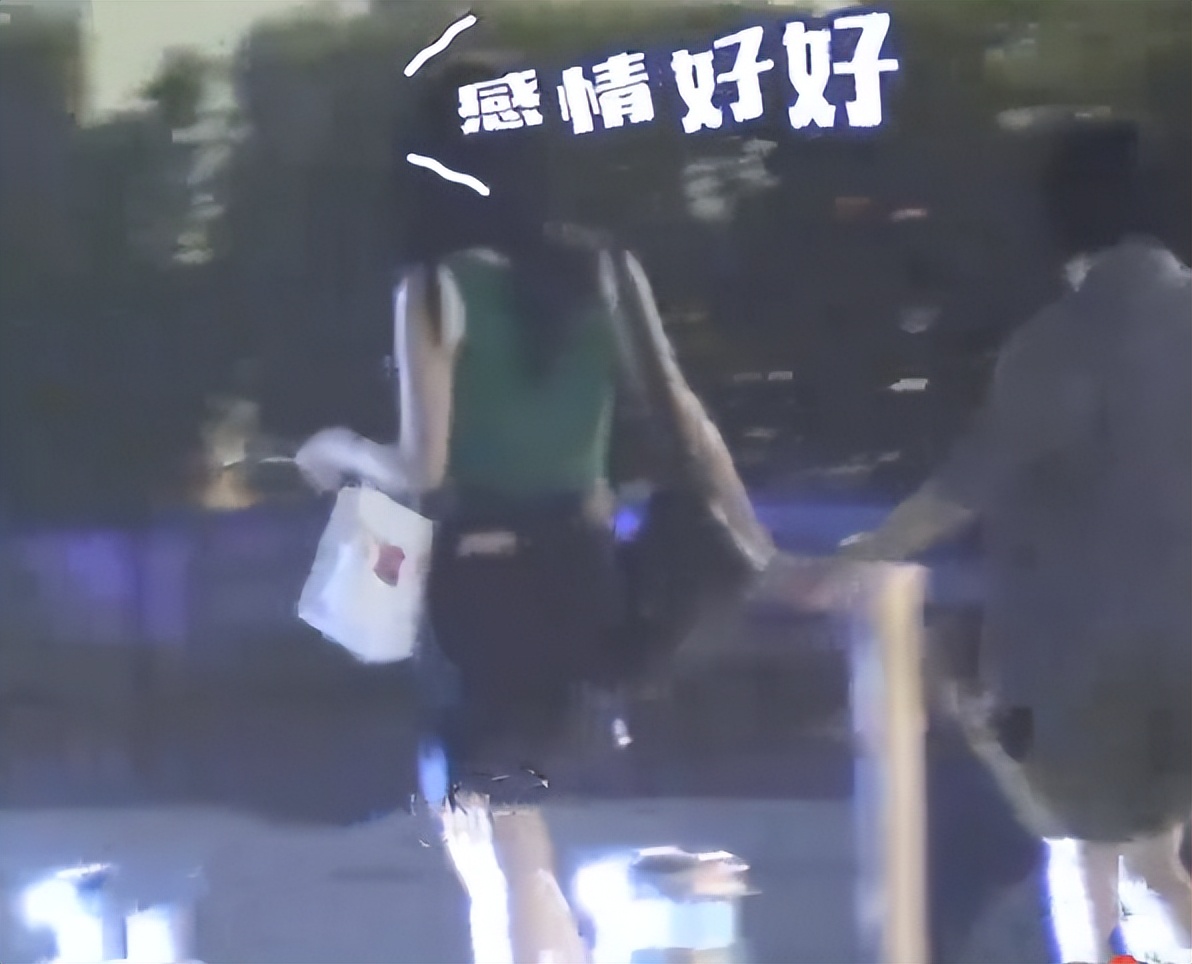 颖儿|付辛博夫妇深夜会友！颖儿竹竿腿抢镜少女感强，4岁女儿酷似爸爸