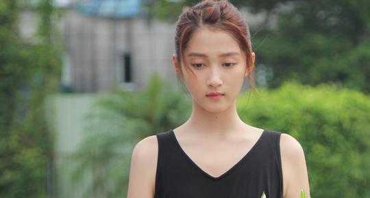 关晓彤|关晓彤“坐牢”事件后，首次露面表情严肃，戴鹿晗潮牌帽力证关系