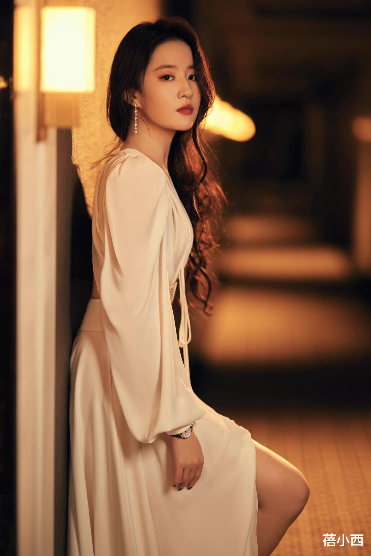 刘亦菲|刘亦菲太有“尤物气质”，一袭挂脖连衣裙高调亮相，又惊艳了红毯