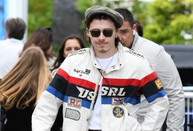 贝克汉姆|贝克汉姆:2个儿子长残长肥,光顾着谈恋爱,16岁老三没浪费基因