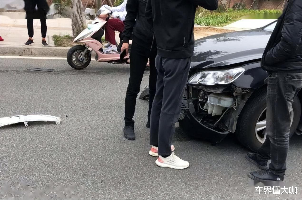 轻轻一撞,SUV侧翻在马路上