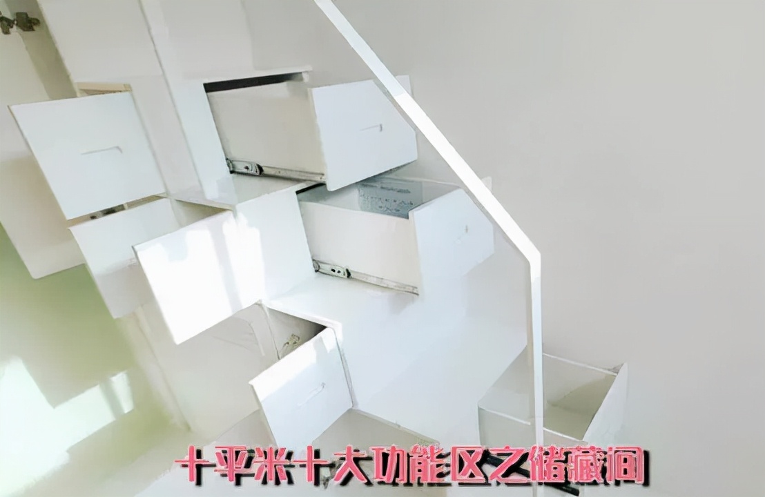 一家3口睡10㎡棺材房，吃喝拉撒都在床上，妻子洗澡儿子难避嫌