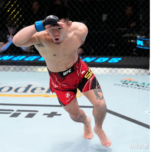 宋亚东|126秒KO！宋亚东创造历史，身披国旗+抹脖子庆祝，UFC官方盛赞