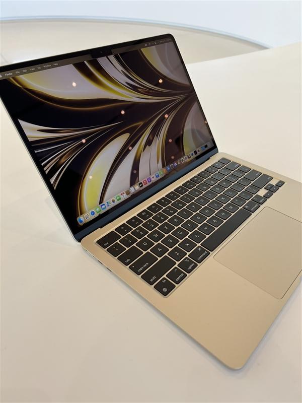 MacBook Air|9499元 老外上手MacBook Air：乔布斯时代的经典设计没了 非常帅气