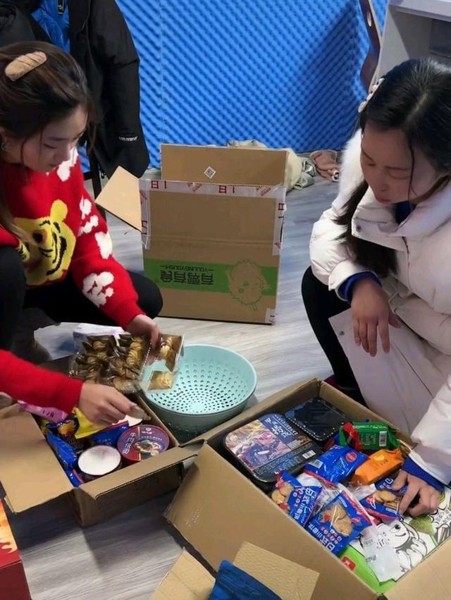 宁泽涛|田静崩溃落泪,女老板愿奉陪网友支持田静,许家被利益裹挟了吗?