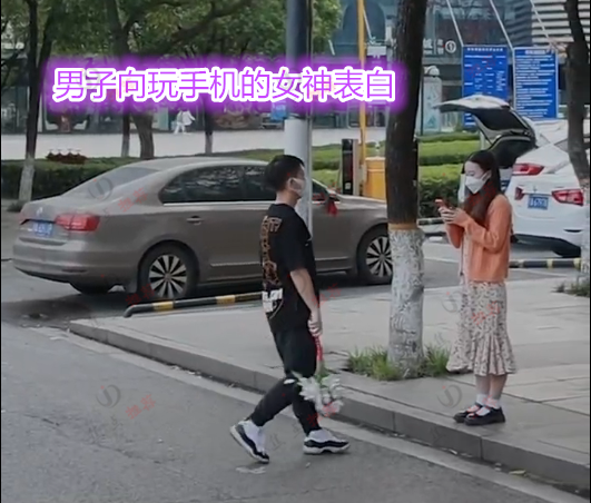 女子被不喜欢的男子表白装瞎,手机被抢后求帮忙,男子马上装瘸