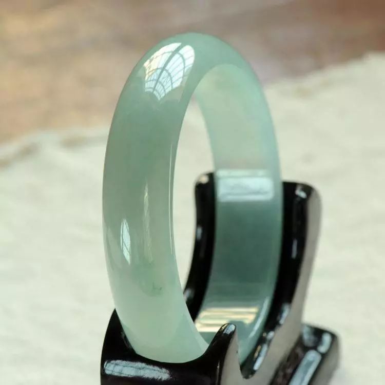 翡翠|一块白黄相间的翡翠原石,一刀切开后是天堂?还是地狱?