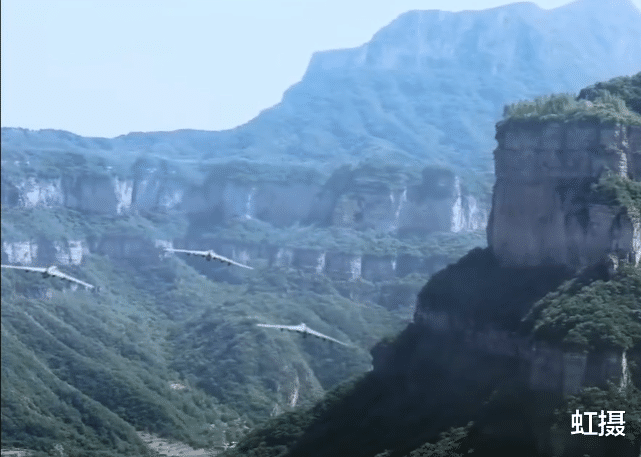 |《勇敢的翅膀》轰6座舱被吐槽,剧情特效低智化,就像日本特摄片