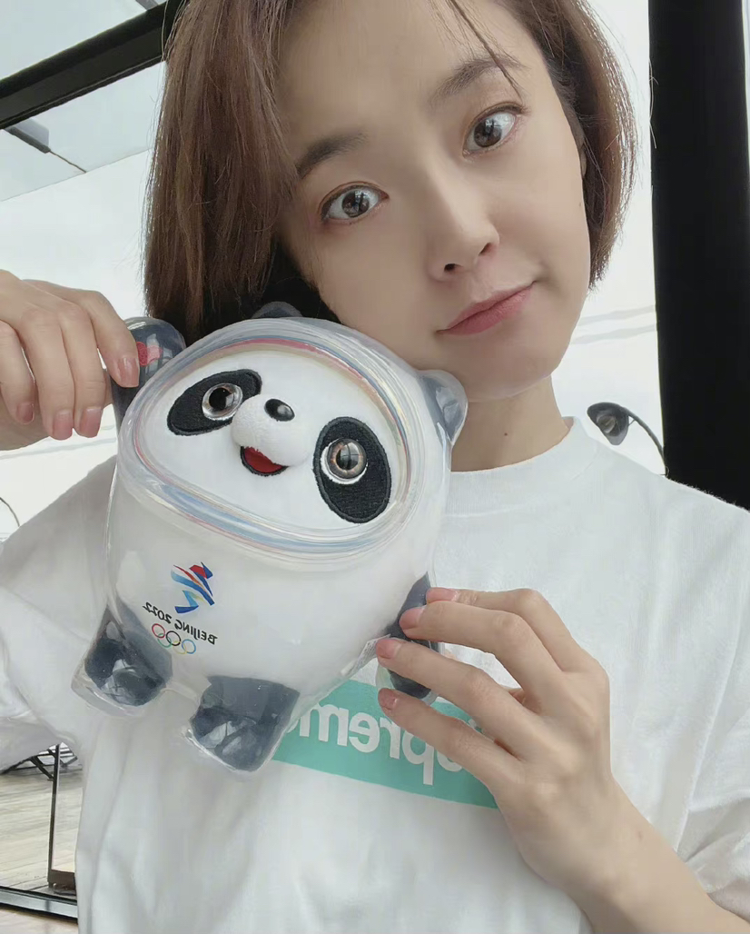 张佳宁|江疏影与张佳宁聚餐，甜点摆满餐桌，闺蜜间的礼物，出手相当大方