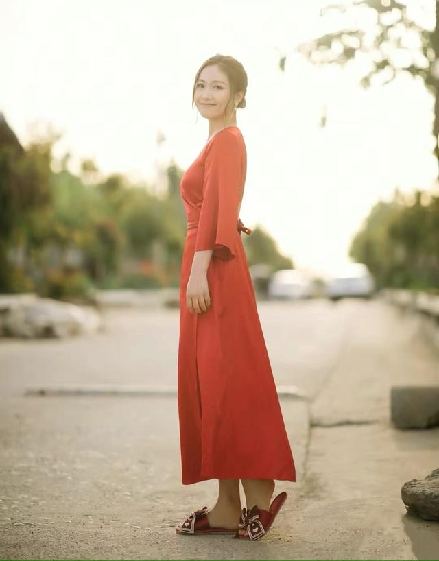 |王威官宣结婚登顶热搜第一，好友杨幂送祝福，妻子颜值高气质佳