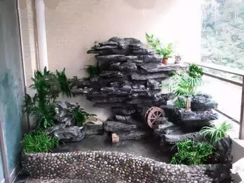 阳台建个鱼池可溜了,来个客人就往阳台看,个个都想回家装一个!