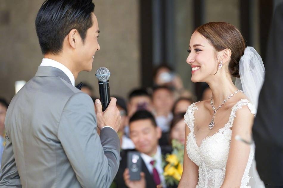 |郑嘉颖母亲节分享全家福，和90后娇妻像同龄人，一家四口幸福洋溢