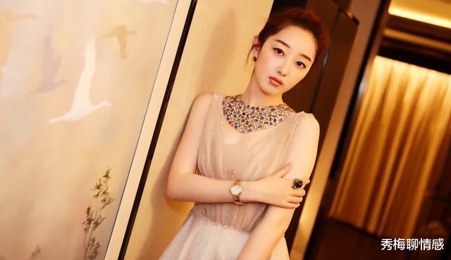 许晴|9位女神穿吊带裙对比,殷桃美到犯规,许晴令人着迷