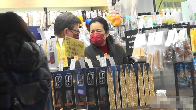 朱玲玲|郭晶晶婆婆与百亿老公罕见秀恩爱，雨中撑伞漫步，互喂雪糕太甜蜜