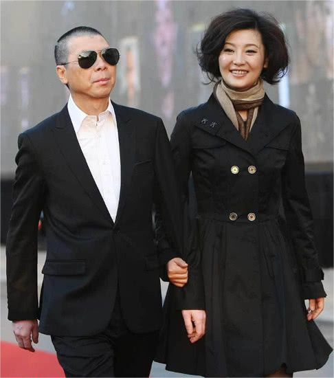 冯小刚|冯小刚曾嘲讽张艺谋：某导演10亿拍电影，5亿赚不到！我孤独求败