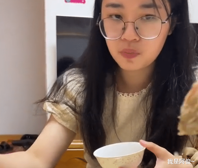 减脂 老婆提出减肥后，老公做了酱骨头当面全吃光，狗子的反应亮了！