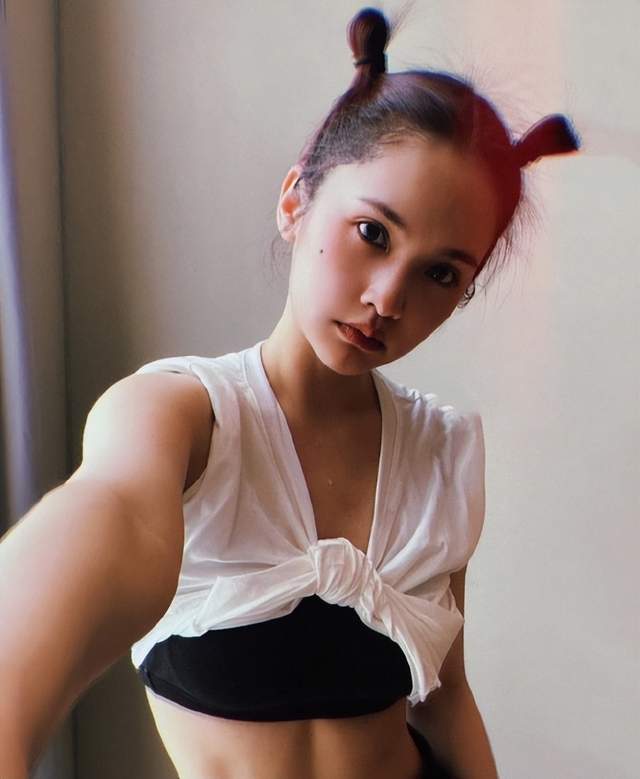 乔欣|杨丞琳秀小腹 小丸子发型让人爱