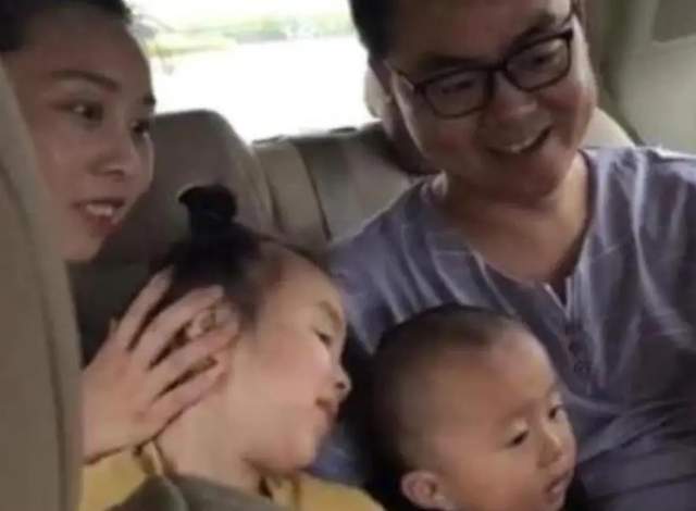 奇奇|姐弟情深！田静更新女儿悦悦教弟弟学习视频，画面温馨惹人爱