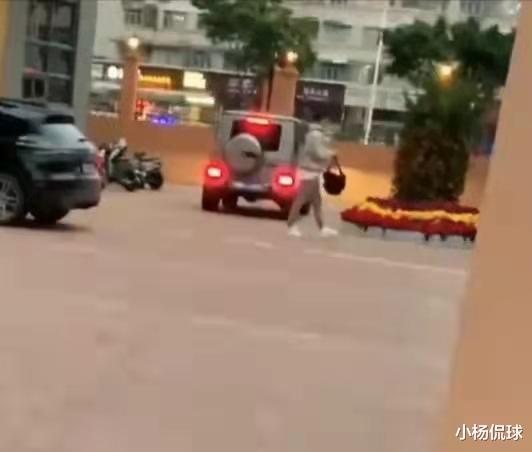 周鹏|太豪横！阿联与周鹏训练后各开一辆大G一起回家，阿联则先走一步