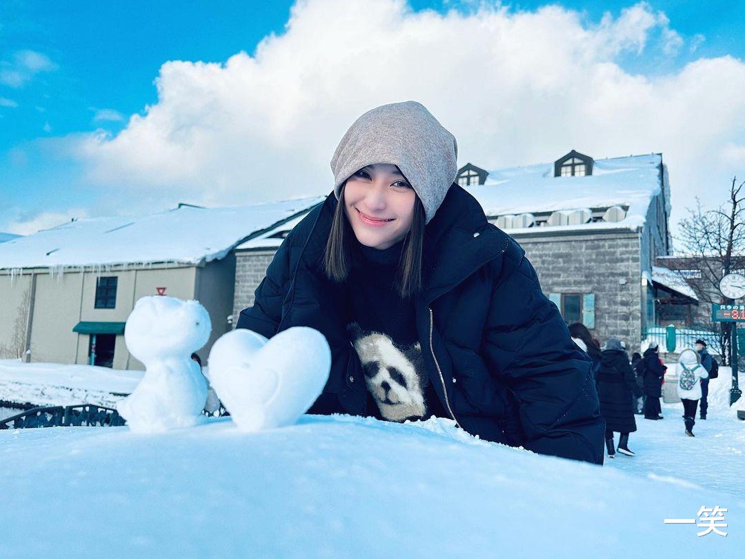 沈春阳|网传窦骁何超莲女儿出生,何超莲晒“一家三口”同框合照疑回应