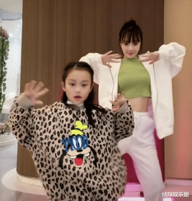 李小璐|40岁李小璐人气高,玩滑板引路人追着拍,被赞白瘦美争相合影