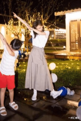 王子文|景甜调侃王子文，与孩子生父还联系吗？王子文黑脸场面尴尬