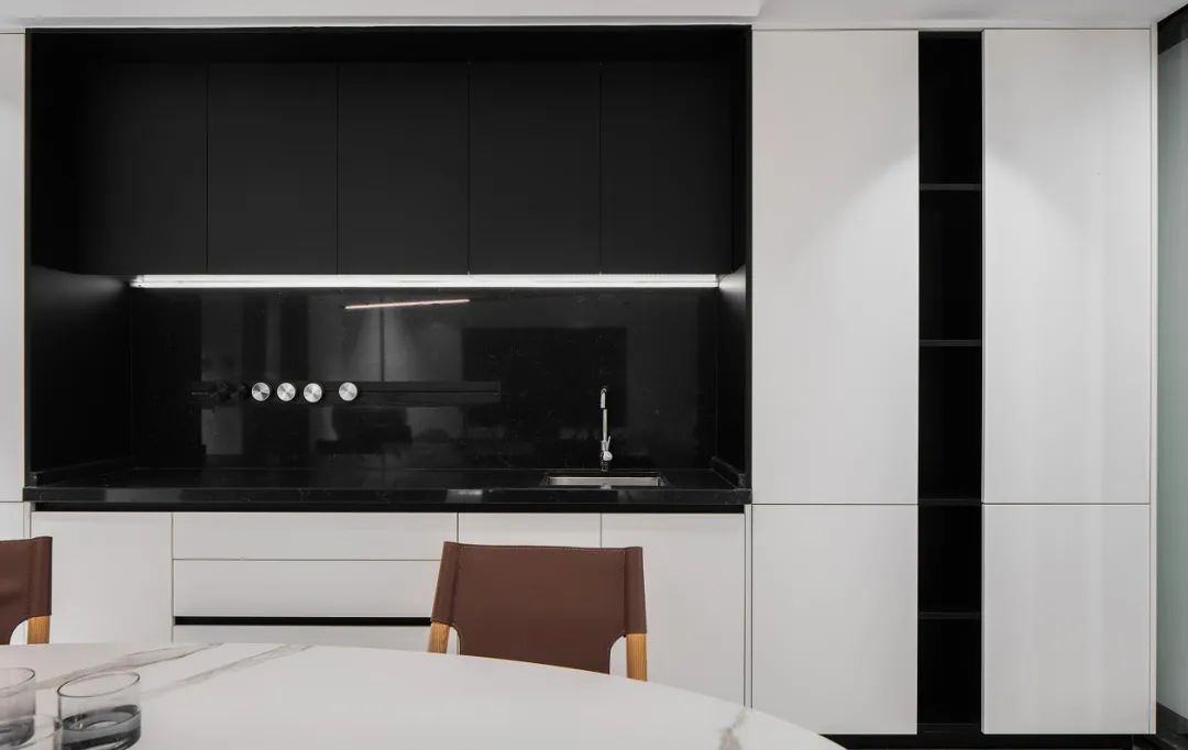 这个黑白色系的Loft阳光房，温暖又不失设计感